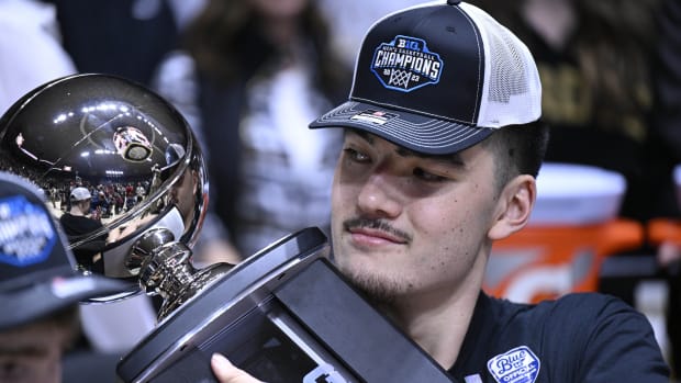 zach edey big ten champs trophy